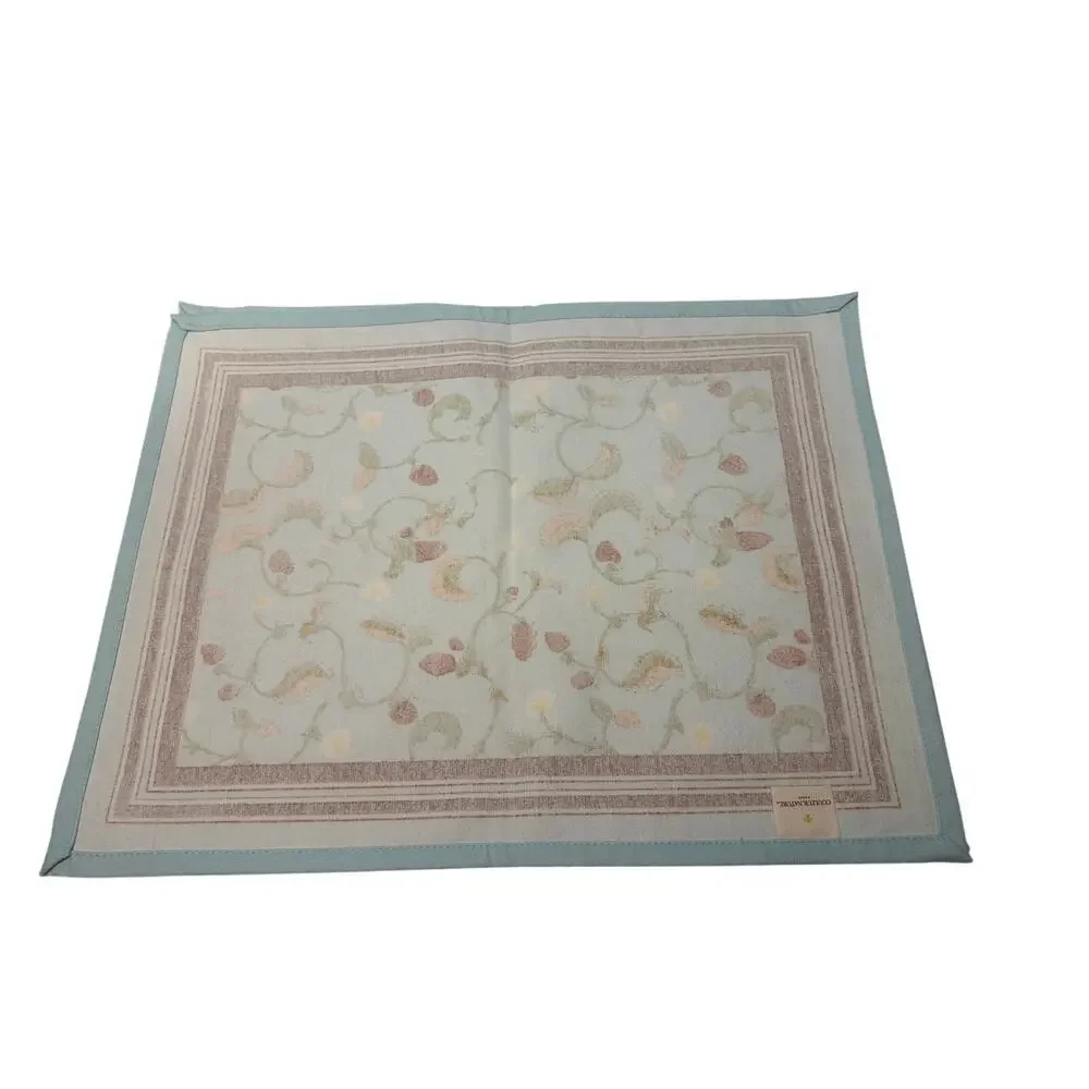 Williams Sonoma Couleur Nature Fraises des Bois (2) placemats and (2) napkins